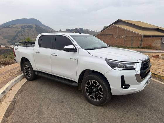 TOYOTA HILUX 2.8 D-4D TURBO DIESEL CD SRX 4X4 AUTOMÁTICO